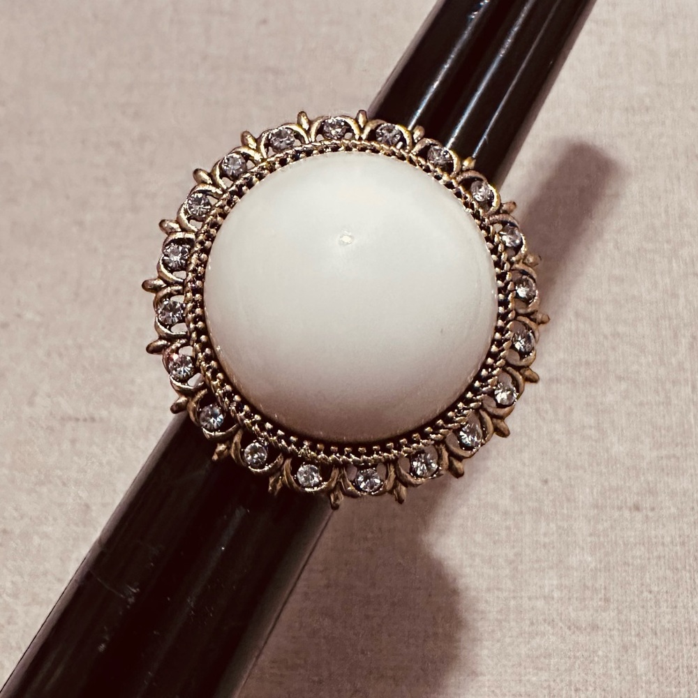 Bp | Ring |  Ring in Ivory Center Stone with Crystals